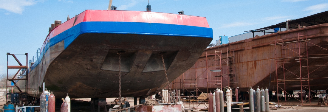 Barge-in-Drydock_30387349_1099x375